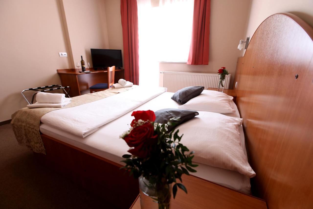 אורוסלבייה Hotel Zagi מראה חיצוני תמונה