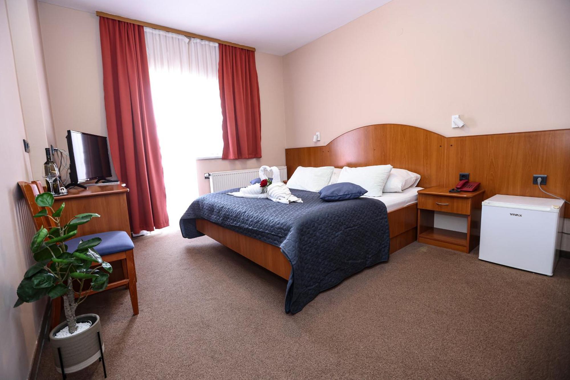 אורוסלבייה Hotel Zagi מראה חיצוני תמונה